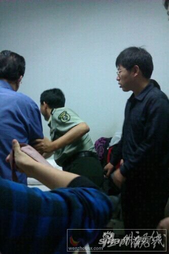 李雙江到醫院看望傷者向被打的夫婦道歉