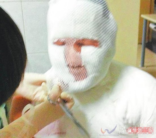 醫護人員替齊秦拆除紗布 。