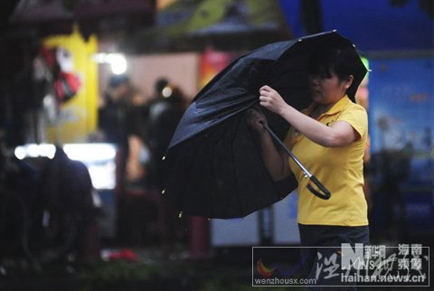 “納沙”逼近海南 中小學(xué)停課航班取消