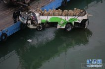 湖北興山墜崖客車成功打撈出水 墜崖的事故客車車頂