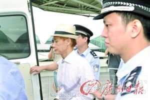 戴上了手銬的鄧建國被送到廣州市拘留所。