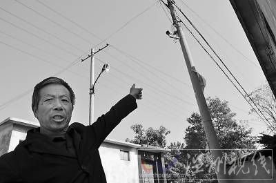 在韓孟銀看來，家門口電線桿上安裝的這個攝像頭，就是為了24小時監控他這個上訪戶。本報記者 樊江濤攝