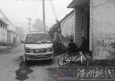 2010年10月10日，鎮干部24小時在“老上訪戶”家門口附近蹲守。韓紅濤供圖