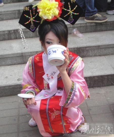 武漢驚現穿越女