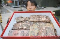 原陽老漢挖坑埋藏8萬元紙幣13年 老漢八萬紙幣埋地下