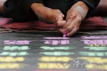 青島傳奇乞丐粉筆哥震驚全國 字庫上門求粉筆哥的字