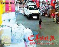 兩車先后碾壓2歲女童 兩名肇事司機仍有一人在逃路
