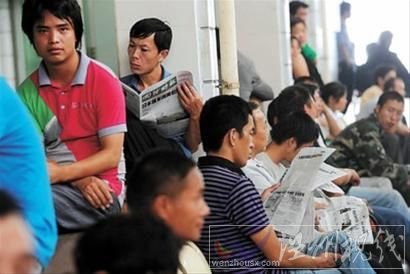 在溫州的求職中介所內，不少人淡定地等待雇主上門招。