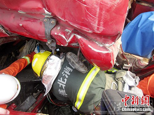 連霍高速交通事故現場官兵緊急救援傷者