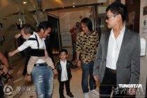 謝霆鋒攜兩子為狄波拉祝壽 以前張柏芝攜兩子現在改