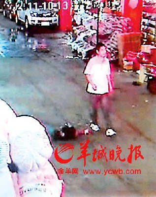 兩車先后碾壓2歲女童 路人見死不救