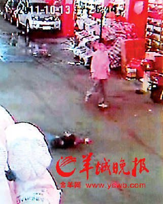 兩車先后碾壓2歲女童 路人見死不救