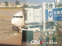 機場汽車撞飛機不是汽車飛起來撞飛機 飛機停在那兒