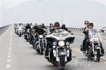 首屆浙江哈雷騎士大會(huì)60多輛哈雷戴維森溫州車隊(duì)洞