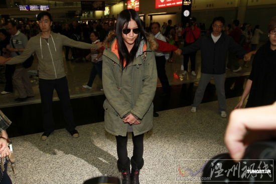 陳嘉桓接受媒體拍照