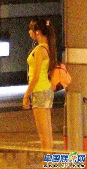 身穿背心熱褲的Cammi