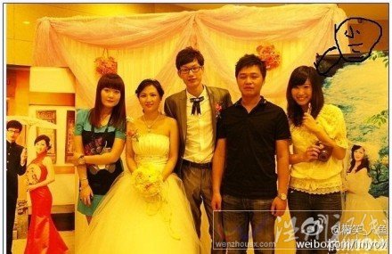 肖艷琴結婚合影：左二為肖艷琴，左三為丈夫姜宏，右一為小三
