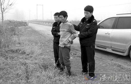 任丘警方押解犯罪嫌疑人金秋平指認案發現場