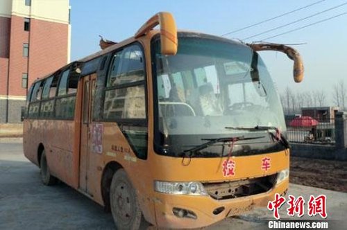 涉事校車就停放在豐縣車輛監(jiān)測站院內(nèi)朱志庚攝