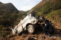 云南校車墜崖事故 廣南縣黑校車超載發(fā)生翻車墜崖造