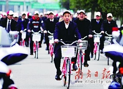 領導騎車警車開道