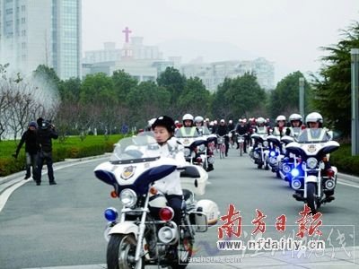 領導騎車警車開道