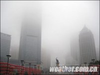 廣西大部持續(xù)陰雨 南寧今晨籠罩在大霧中