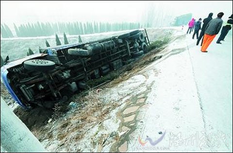 山東霧雪夾擊高速變溜冰場 多車連撞連發20余起