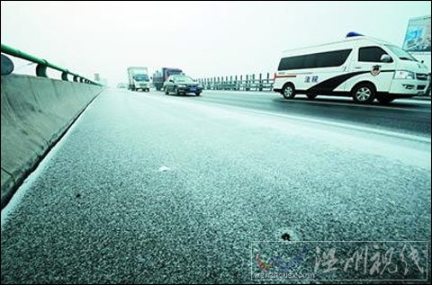 山東霧雪夾擊高速變溜冰場 多車連撞連發20余起