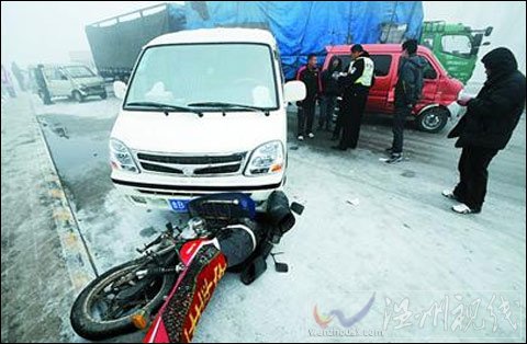 山東霧雪夾擊高速變溜冰場 多車連撞連發20余起