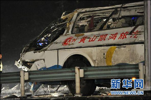 貴州客車墜橋事故死亡人數(shù)增至18人