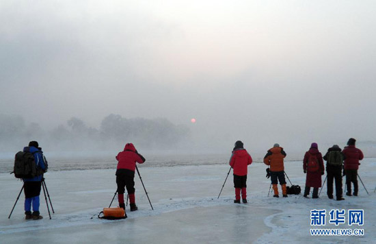 吉林霧凇島迎接新年曙光