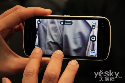 圖為:諾基亞 808 PureView 手機