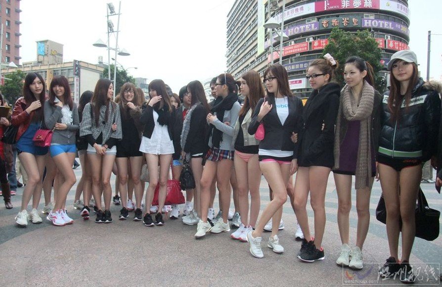 臺(tái)灣少女“無(wú)褲日”乘地鐵 只穿內(nèi)褲搭地鐵（組圖）
