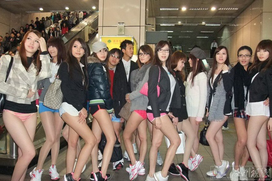 臺(tái)灣少女“無(wú)褲日”乘地鐵 只穿內(nèi)褲搭地鐵（組圖）