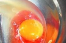 母雞來例假嗎 市民買到“血雞蛋” 廠家稱母雞來例