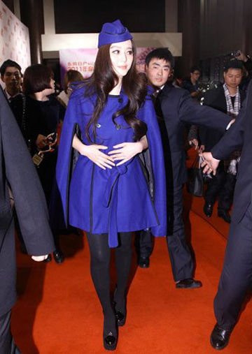 梁詠琪范冰冰 初春盛行斗篷風