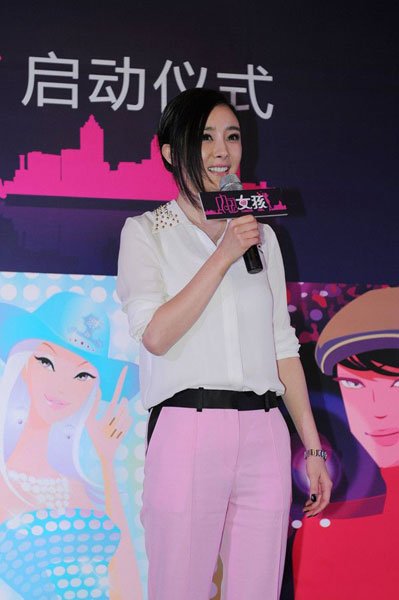 楊冪趙薇春季換裝各有高招 穿出OL式端莊