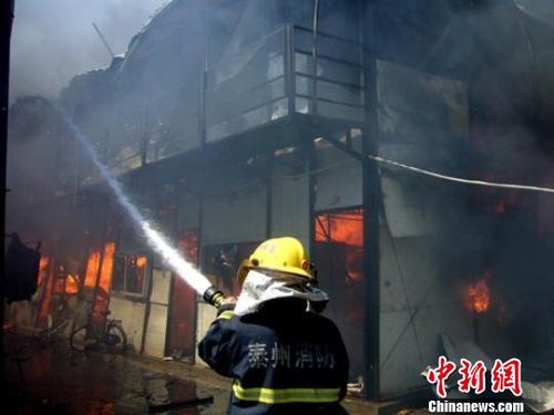 江蘇泰州一工地60間工棚房被燒坍塌