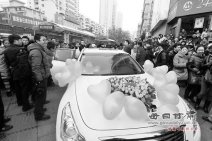 蘭州求婚小伙給女友送豪車 蘭州求婚象電影一樣溫馨