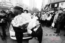 三八婦女節蘭州求婚上演浪漫大戲 蘭州西單求婚場面