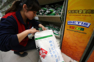 超市工作人員上貨，補充鹽丁凱攝