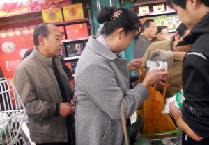 市民在超市搶購食鹽