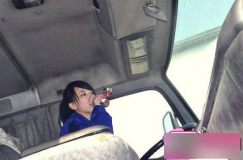 最美女司機(jī)藍(lán)領(lǐng)妹實(shí)際上不是司機(jī) 清純女司機(jī)藍(lán)領(lǐng)妹鑒定是作秀