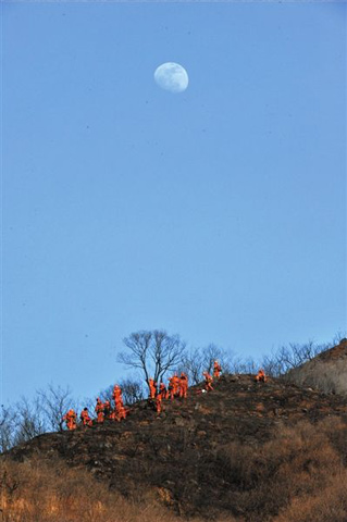 北京居庸關附近荒山起火 過火面積上百平方米(組圖)