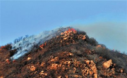 北京居庸關附近荒山起火 過火面積上百平方米(組圖)