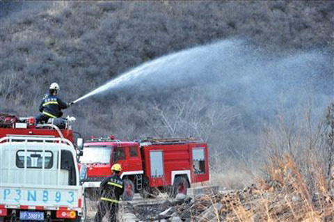 北京居庸關附近荒山起火 過火面積上百平方米(組圖)