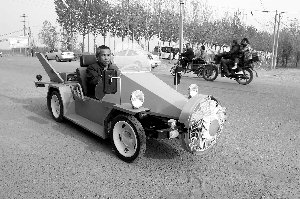 老農自制風電跑車時速達140公里 耗費萬元