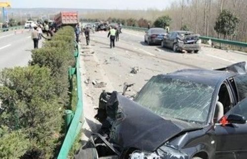 卡車沖撞迎親車隊(duì)