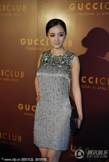 楊冪真空裸背露黑底褲